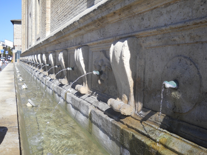 Santa Maria degli Angeli: Fontane sul lato della Basilica - Fountains on the side of the Basilica